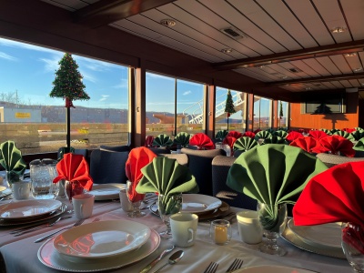 Yacht 106 Xmas table setting
